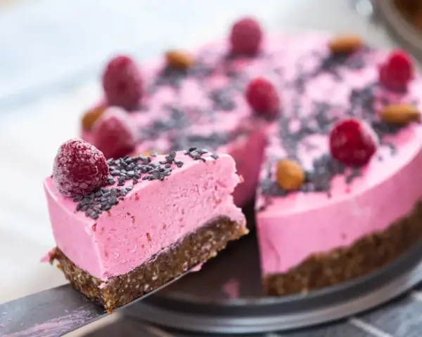 Rosa tårta med hallon och mandlar, perfekt för ett glasståg med barn.