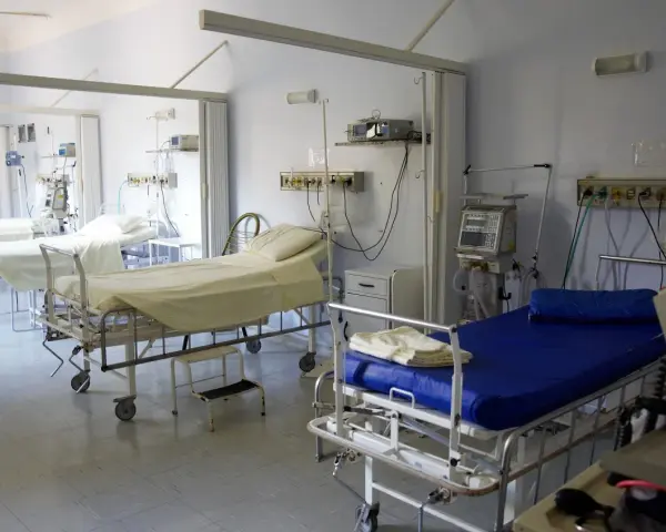 Sale łóżek szpitalnych, gotowych na przyjęcie pacjentów. To miejsce, gdzie zaczyna się droga do trzeźwości, jak w ośrodku zamkniętym dla alkoholików.