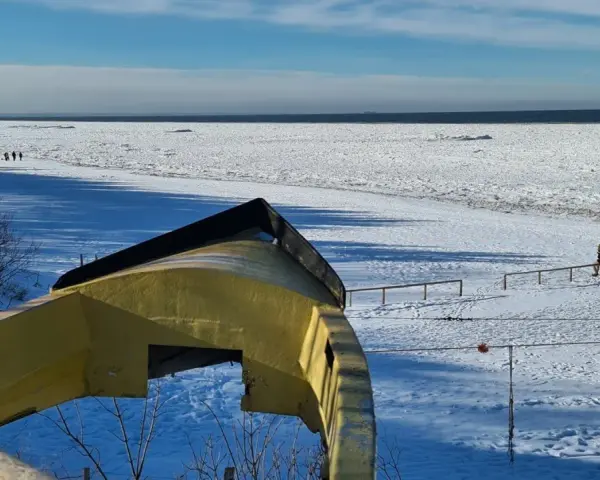 Zamarznięty Bałtyk, pokryty lodem i śniegiem, z widoczną łodzią na pierwszym planie. Czy bałtyk kiedyś zamarzł? Tak, wygląda na to, że tak.
