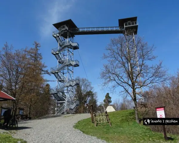 Wieża widokowa na Granicznym Szczycie oferuje wspaniałe widoki. Metalowa konstrukcja z licznymi schodami i pomostami wznosi się na tle błękitnego nieba.