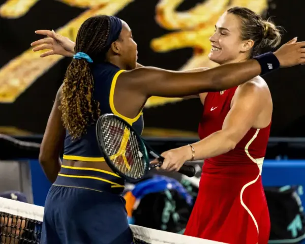 Coco Gauff y Sabalenka se abrazan en la cancha tras un emocionante partido.