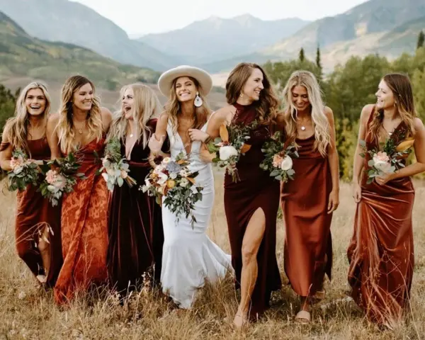 Las damas de honor lucen vestidos en tonos tierra, creando una armonía de colores vibrantes.