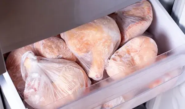 Ile mięso w zamrażarce? Bezpieczne terminy i wskazówki eksperta