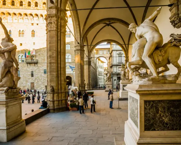 Statue di Firenze: il Perseo di Cellini e il Ratto delle Sabine, tra le cose particolari da vedere.