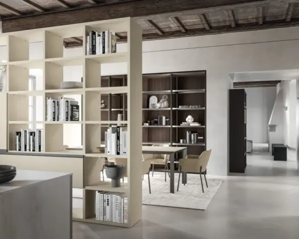 Ingresso con tavolo da pranzo, libreria moderna e arredi eleganti.