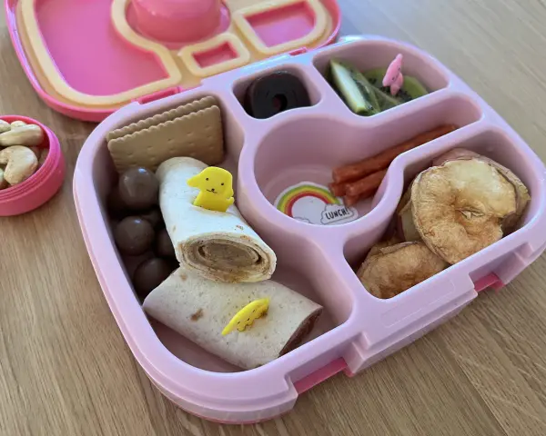 Kolorowe śniadanie dla roczniaka: wrap z żółtym pieskiem, ciasteczka, owoce, orzeszki. Idealne co na śniadanie dla roczniaka!