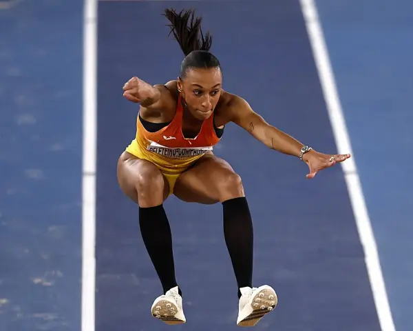 Ana Peleteiro en pleno triple salto, concentrada y en el aire, lista para aterrizar.