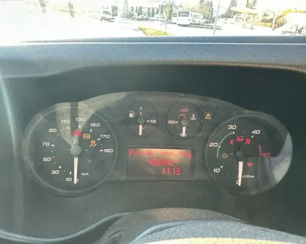 Deska rozdzielcza Iveco z licznikiem kilometrów 405902 km. Wskaźniki pokazują niską prędkość i temperaturę.