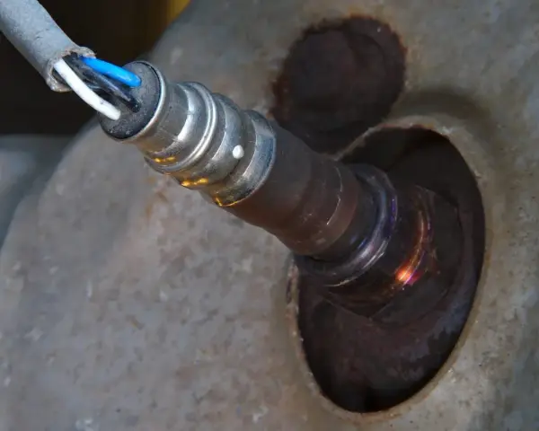Sonda lambda w samochodzie, kluczowy element układu wydechowego. Zazwyczaj są dwie, ale to zależy od silnika.