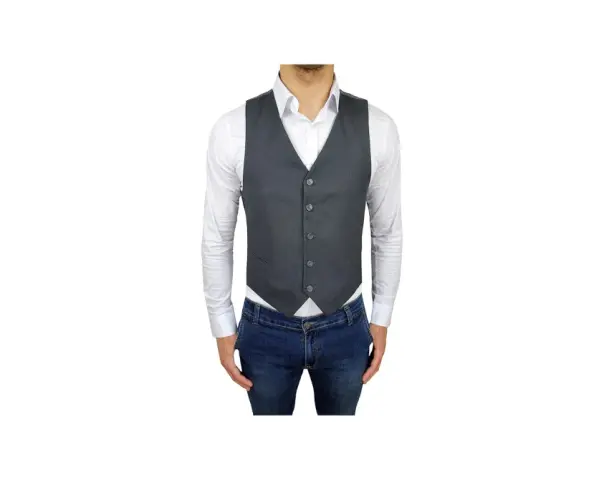 Uomo con camicia bianca, jeans e il panciotto francese grigio, un look elegante ma casual.