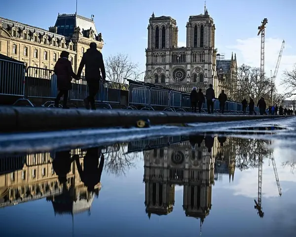 Reflejo de Notre Dame en un charco. A pesar de las vallas, la entrada a Notre Dame es gratis para admirar su majestuosidad.