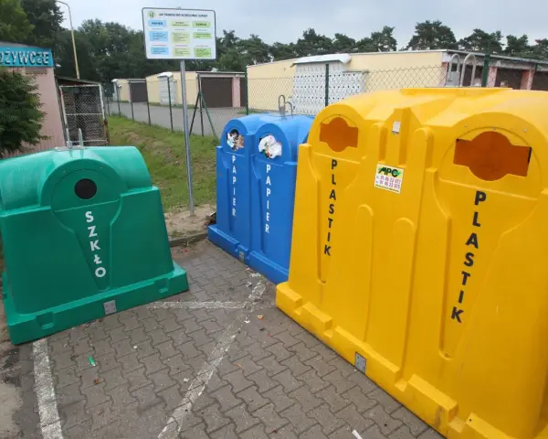 Trzy pojemniki do segregacji: zielony na szkło, niebieski na papier, żółty na plastik. Tu dowiesz się, gdzie wyrzucić opakowanie po chipsach.