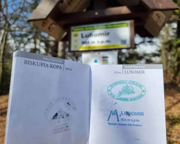 Na szczycie Lubomir, najwyższym w Beskidzie Makowskim (912 m), znajduje się tablica informacyjna i pieczątki potwierdzające zdobycie Korony Gór Polskich.