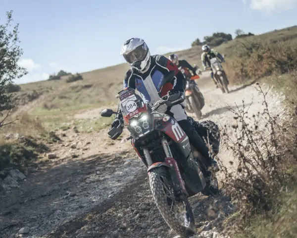 Motociclisti in azione su sterrato, un'emozionante festa bikers sotto il sole.