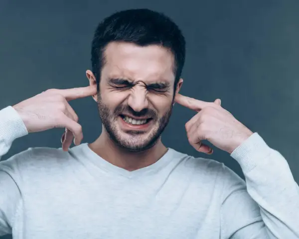Pulsowanie w uchu bez bólu: przyczyny, diagnoza, leczenie. Co oznacza?