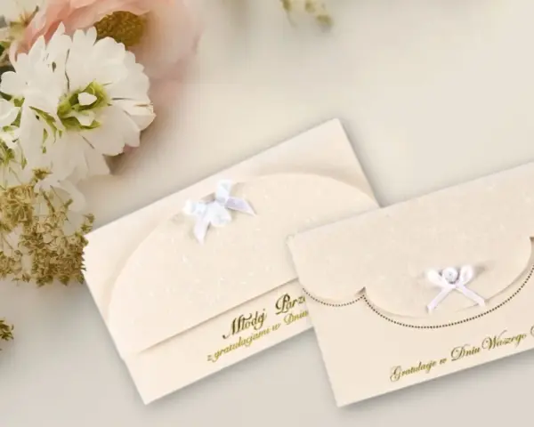Eleganckie zaproszenia premium: subtelna różnica między drukiem cyfrowym a letterpressem. Kwiaty podkreślają ich wyjątkowość.