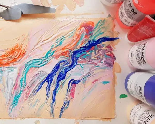 Peinture abstraite aux couleurs vives, avec des spatules et des tubes de peinture acrylique Lukas. Quelle peinture acrylique choisir pour un tel rendu ?