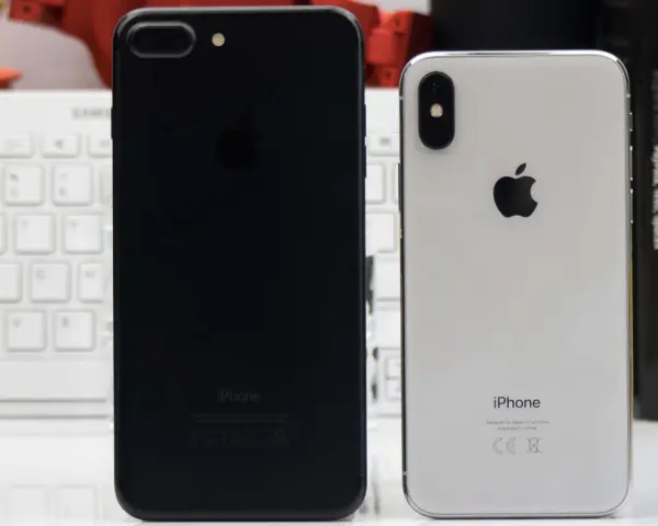 Dwa telefony iPhone: czarny i srebrny iPhone X.