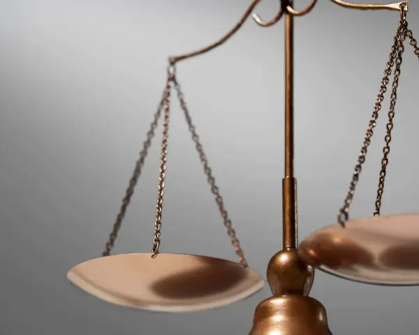 Mosiężna waga, symbol sprawiedliwości i równowagi, niczym libra znak zodiaku, czeka na ważenie.