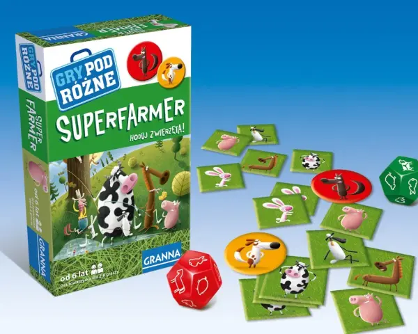 Pudełko gry planszowej Super Farmer z zasadami hodowli zwierząt. Na stole rozłożone żetony z wesołymi zwierzątkami i kostki.