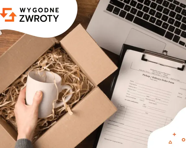 Ręka wkłada kubek do kartonu, obok formularz zamówienia i laptop. To ułatwia tui reklamacje.