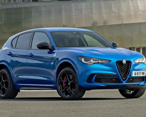 Niebieski Alfa Romeo Stelvio Quadrifoglio z czarnymi felgami, przodem do widza.