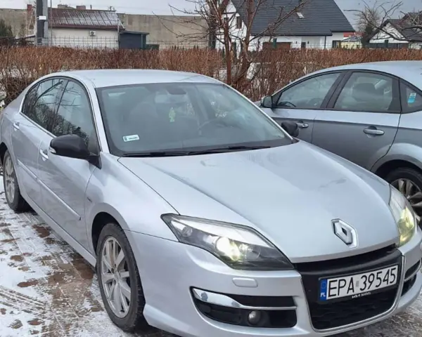Srebrna laguna 3 2.0 dci na tle zimowego krajobrazu, z widocznym śniegiem na ziemi.