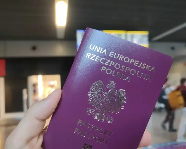 Polski paszport w dłoni, gotowy do podróży. Czy do Londynu trzeba paszport? Tak, nawet jako obywatel UE, potrzebujesz dokumentu tożsamości.