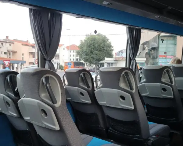 Toaleta w autokarze: jak działa i czego nie wolno robić?