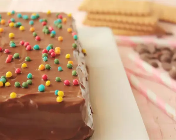 Deliciosa tarta de galletas y chocolate cubierta con chispas de colores.