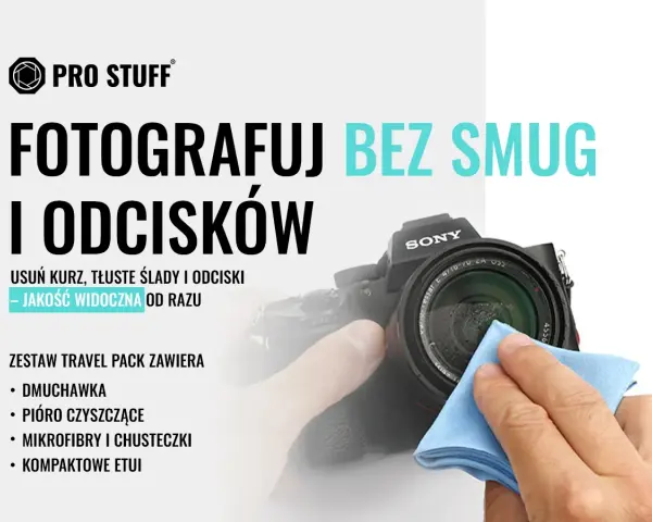 Dłoń czyści obiektyw aparatu Sony niebieską mikrofibrą. Hasło "Fotografuj bez smug i odcisków" podkreśla znaczenie czyszczenia obiektywu.