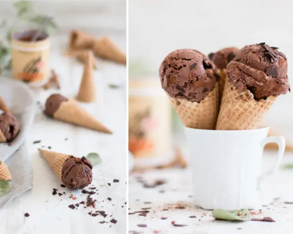 Schokokuss Eis in Waffelhörnchen, garniert mit Schokostückchen. Ein Genuss für alle Sinne!