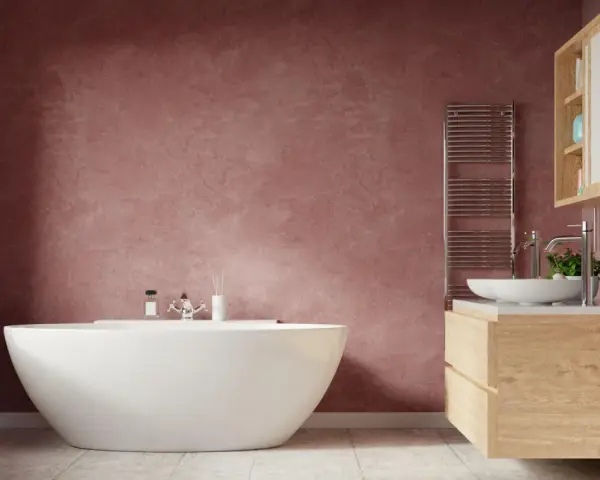 Un elegante bagno con vasca freestanding e mobile lavabo in legno. Le pareti color pesca creano un'atmosfera calda e accogliente, un vero bagno soffitto colorato.