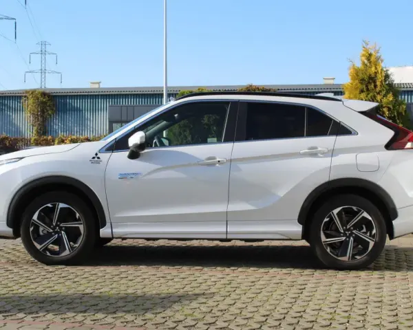 Biały Mitsubishi Eclipse Cross Plug-in Hybrid. Czy to crossover? Tak, to połączenie SUV-a i hatchbacka.