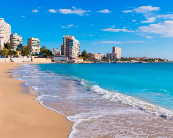 Piękna plaża de San Juan z turkusową wodą i białymi budynkami w tle. Idealne miejsce na wakacje.