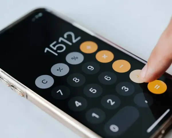 Palec naciska przycisk na kalkulatorze w telefonie. Czy 120 tys. brutto to drugi próg podatkowy?