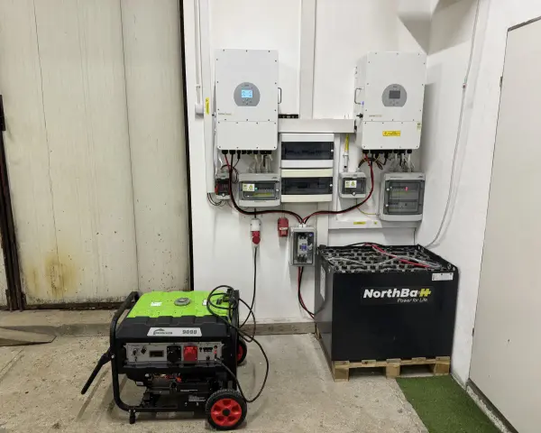 System fotowoltaiczny z falownikami, agregatem prądotwórczym i akumulatorami NorthBaH. To rozwiązanie pokazuje, jaki magazyn energii do fotowoltaiki wybrać.