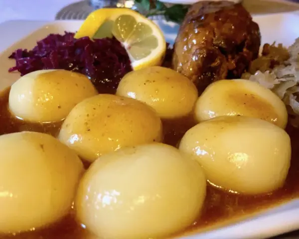 Bytom: Gdzie zjeść? Od śląskiej rolady po sushi odkryj smaki!