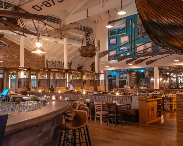 Das Restaurant Bubba Svens ist im maritimen Stil eingerichtet, mit einem Boot über den Tischen und Paddeln an der Wand.