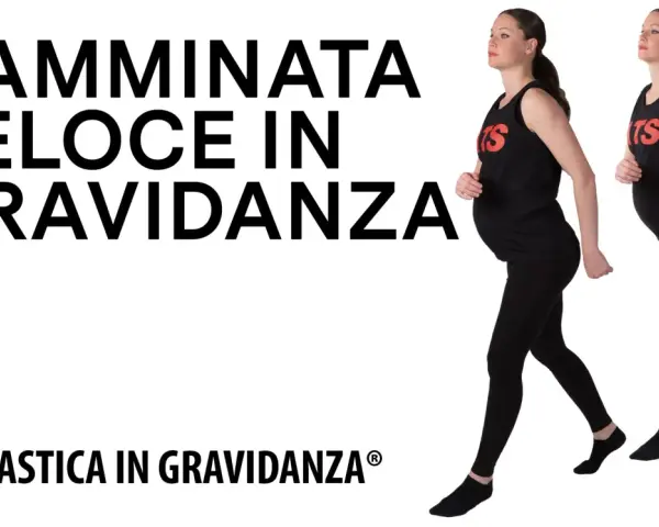 Due donne incinte fanno una camminata veloce in gravidanza, indossando abbigliamento sportivo nero.