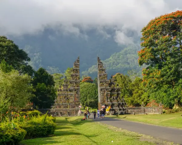 Brama na Bali, jakby z lotniska, wita turystów. W tle góry i chmury.