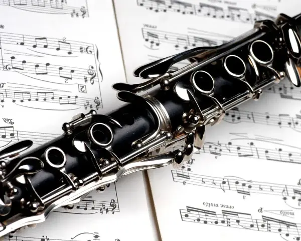 Klarinet na tle nut, gotowy do zagrania złożonych jazzowych progresji akordów.