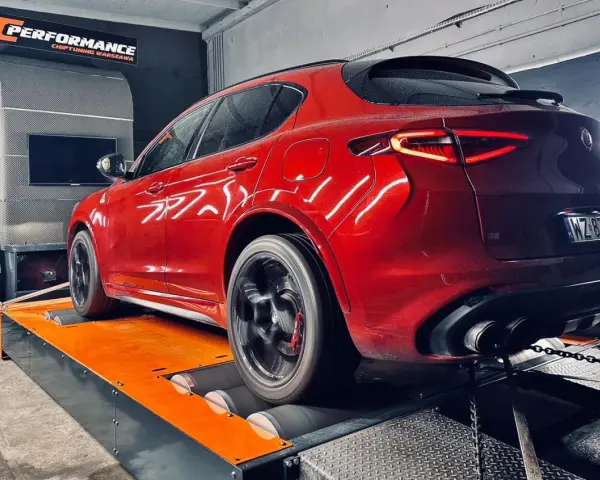 Czerwone Alfa Romeo na hamowni. To etap **stage 2 co to** znaczy? To podniesienie mocy silnika po modyfikacjach.