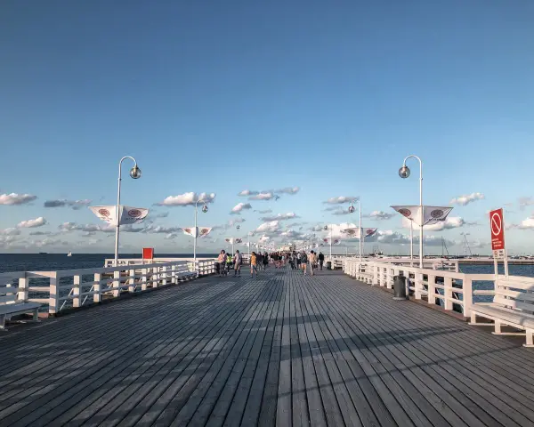 Spacer po molo w Sopocie, idealne miejsce na spacer po przyjeździe z Gdańska.