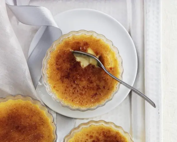 Idealny Crème Brûlée przepis: chrupiąca karmelizowana skórka i aksamitny krem. Idealny deser na każdą okazję.