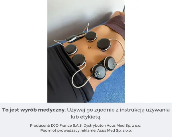Elektrostymulacja mięśni brzucha efekty: widoczne elektrody na brzuchu osoby leżącej, podłączone do urządzenia.