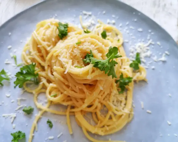 Spaghetti al limone: kremowy makaron z cytryną - przepis krok po kroku
