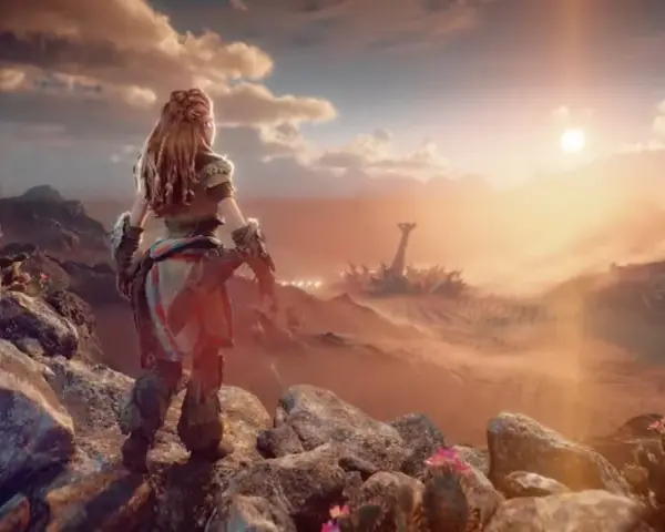 Aloy contempla un paisaje desértico al atardecer en Horizon Forbidden West, con ruinas mecánicas a lo lejos.