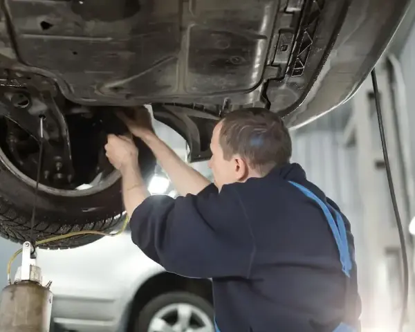 Mechanik wymienia płyn hamulcowy w samochodzie. Dowiedz się, ile kosztuje wymiana płynu hamulcowego.