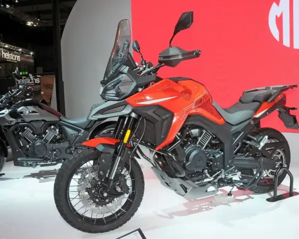 Pomarańczowy motocykl Morbidelli T1002VX na wystawie, gotowy na przygodę. Obok stoi jego szary brat.